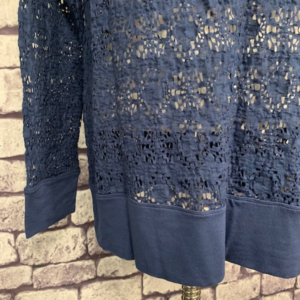 Chico's Size M Blue Sheer Lace Top - Picture 3 of 10